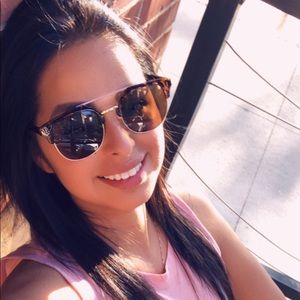 Meet your Posher, Roxana